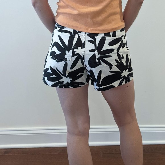 Vintage y2k black and white shorts - Picture 5 of 5